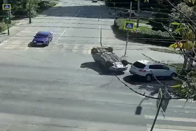 Опубликовано видео момента ДТП на пересечении улиц Есенина и Фирсова